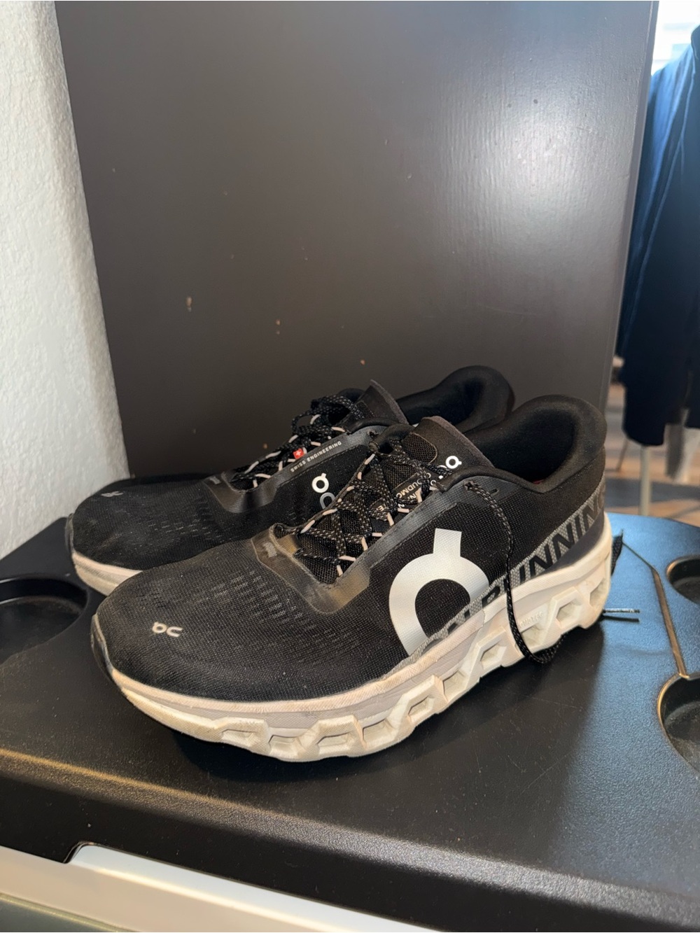 On Running Men's Black and White Cloud-Style Athletic Trainers